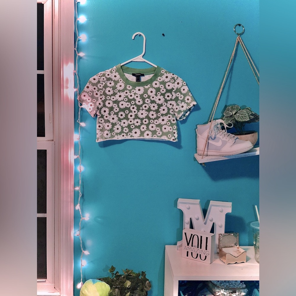 Cute Cropped Green Flower T-Shirt